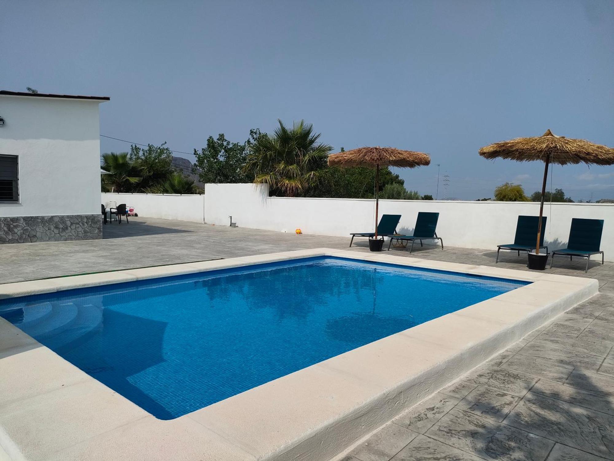 Con Piscina Climatizada Y Barbacoa A 10 Km De Alicante Y Playas, 3000 M2 De Terreno *